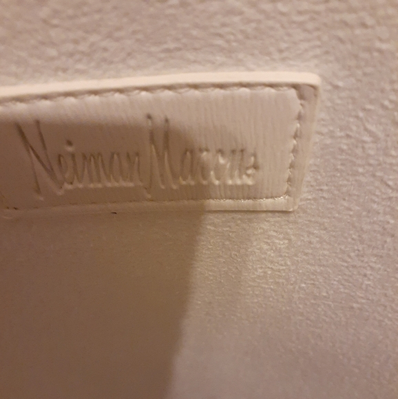 White purse - Picture 6 of 8